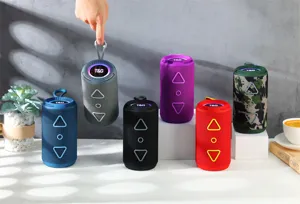 Altoparlante Bluetooth cilindrico RGB portatile con bassi profondi per sport all'aperto.