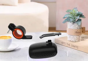 Vista ravvicinata dell'altoparlante Bluetooth portatile da esterno per bici con staffa e accessori.