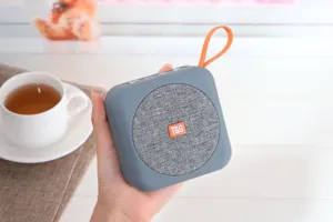 Vista dettagliata dell'altoparlante Bluetooth portatile wireless, mini audio compatto.