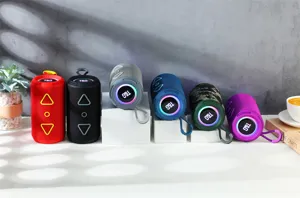 Vista dettagliata di altoparlanti Bluetooth RGB portatili colorati disposti in ordine.