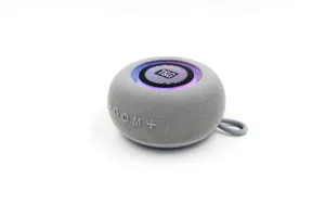 Nahaufnahme des tragbaren kabellosen Bluetooth-Lautsprechers mit Stoffnetz und RGB-Ringlicht.