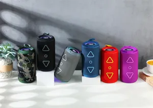 Altoparlante Bluetooth cilindrico portatile con illuminazione RGB e bassi profondi wireless.