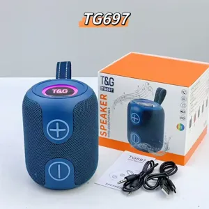 Gros plan sur les détails du haut-parleur Bluetooth sans fil bleu portable avec maille en tissu.