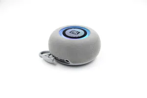 Tragbarer Stoff-Bluetooth-Lautsprecher Detailansicht mit LED-Licht und dem Bedienfeld.