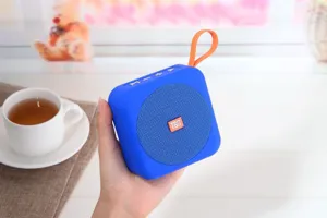 Altoparlante bluetooth portatile senza fili con cordino, design quadrato compatto per musica.