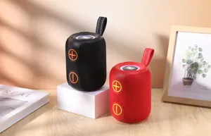Haut-parleur bluetooth cylindrique portable avec lumieres colorees et poignee.