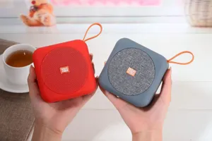 Altoparlante Bluetooth portatile senza fili con cordino arancione per uso esterno compatto.