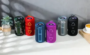 Altoparlante Bluetooth cilindrico portatile con luci RGB e bassi potenti e profondi.