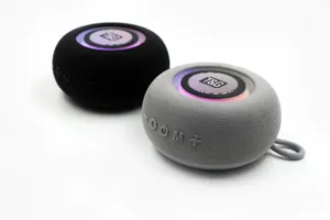 Nahaufnahme Detail des tragbaren Stoff Bluetooth Lautsprechers mit TWS und stylischem Mesh.