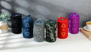 Altoparlante Bluetooth portatile con luci RGB, bassi potenti e comodo cinturino per uso all'aperto.