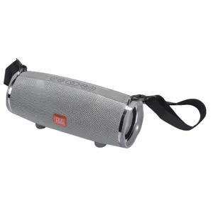 Altoparlante Bluetooth portatile da esterno con bassi potenti e comoda tracolla inclusa.