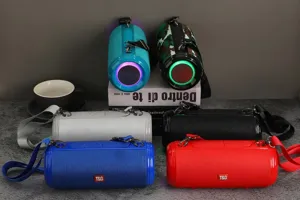Haut-parleur sans fil Bluetooth étanche et portable avec lumières LED et sangle.