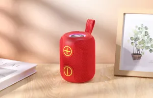 Haut-parleur Bluetooth cylindrique portable avec lumieres colorees et basses puissantes pour exterieur.