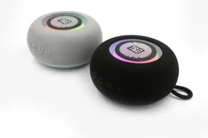 Tragbarer kleiner kabelloser Bluetooth-Lautsprecher mit buntem RGB-Licht und Stoffnetz.