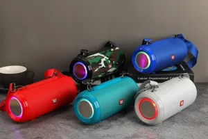 Vue détaillée d'un haut-parleur Bluetooth sans fil portable avec lumières LED et double basse.