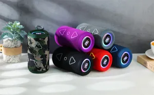 Altoparlante Bluetooth wireless portatile con illuminazione RGB e bassi profondi.