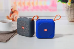 Altoparlante Bluetooth wireless portatile, design quadrato compatto con comoda cinghia di trasporto.