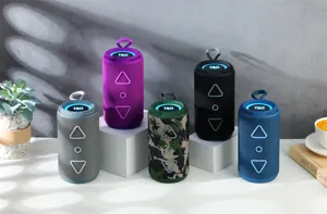 Altoparlante bluetooth wireless RGB portatile con bassi profondi per audio all'aperto.