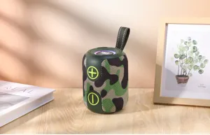 Détail enceinte Bluetooth cylindrique camouflage, poignée, lumières RGB, audio extérieur.