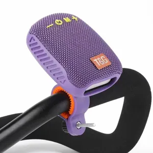 Altoparlante Bluetooth portatile da esterno per ciclismo con supporto e tessuto viola.