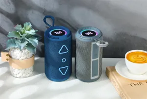 Altoparlante Bluetooth portatile con luci RGB, bassi potenti, design cilindrico per esterno.