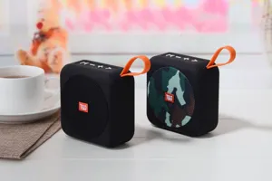 Altoparlante Bluetooth senza fili portatile con cinturino arancione e design mimetico esterno.
