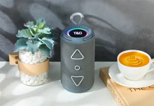 Vista dettagliata di altoparlante Bluetooth cilindrico portatile con tessuto grigio.