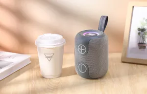 Haut-parleur Bluetooth cylindrique portable avec tissu et son TWS pour une excellente musique.