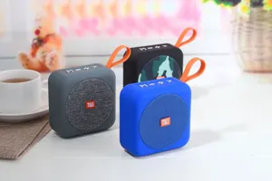Altoparlante Bluetooth portatile wireless con bassi potenti e cinturino di sospensione.