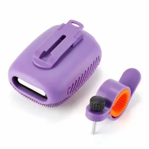 Altoparlante Bluetooth portatile da esterno per il ciclismo con comoda staffa viola.