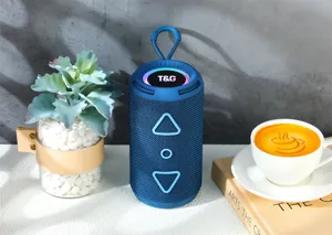 Altoparlante Bluetooth cilindrico blu portatile con illuminazione RGB e bassi potenti.
