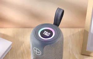 Vue detaillee de l'enceinte Bluetooth cylindrique portable avec anneau lumineux RGB et sangle.