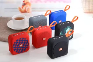 Altoparlante Bluetooth senza fili portatile con bassi potenti e design colorato.