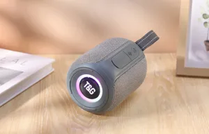 Vue détaillée de l'enceinte Bluetooth cylindrique portable avec lumières colorées et basses.