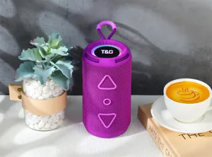 Altoparlante Bluetooth cilindrico portatile con luci RGB e pratica cinghia di trasporto.
