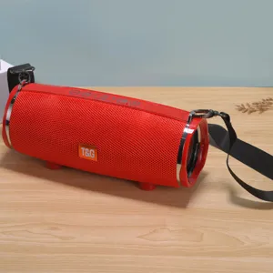 Altoparlante Bluetooth portatile impermeabile con bassi potenti e tracolla per uso all'aperto.