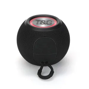 Vue de detail du haut-parleur Bluetooth noir portable avec grille en tissu et anneau LED.