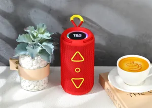 Dettaglio dell'altoparlante bluetooth cilindrico rosso portatile con luce RGB e cinturino.