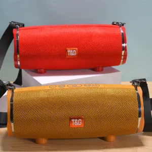 Altoparlante Bluetooth wireless portatile con design impermeabile e bassi potenti all'aperto.