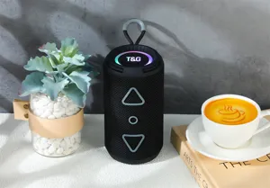 Altoparlante Bluetooth wireless portatile con illuminazione RGB e bassi potenti per esterni.