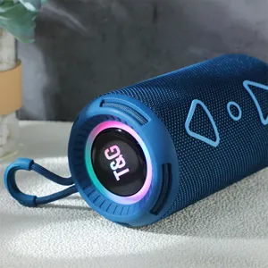 Primo piano dettagliato dell'altoparlante Bluetooth blu portatile con rete in tessuto e RGB.