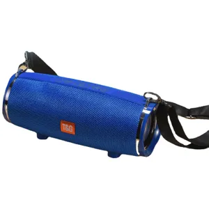 Altoparlante bluetooth portatile e impermeabile con bassi profondi e comoda tracolla.