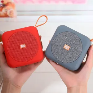 Mini altoparlante Bluetooth portatile senza fili con bassi potenti e comodo cinturino da mano.