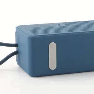 Blauer tragbarer Mini Bluetooth Lautsprecher Detail mit Kordel und Funktionstaste.
