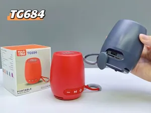 Primo piano di altoparlante Bluetooth portatile wireless, mini cassa compatta con cordino.