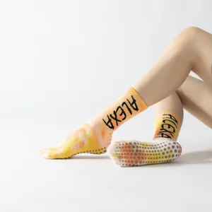 Tie dye non slip yoga socks for women, breathable pilates fitness dance socks with grips.