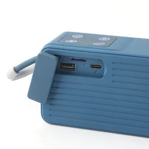 Tragbarer blauer Bluetooth-Lautsprecher Detailaufnahme mit USB, Typ-C Anschlüssen und Kartenslot.