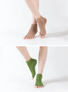 Chaussettes de yoga antidérapantes pour femmes, orteils ouverts cinq doigts sport détail.