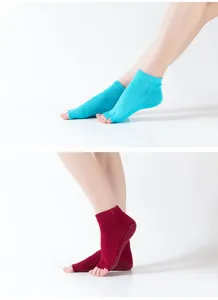 Gros plan détaillé de chaussettes de yoga antidérapantes sans orteils avec points.