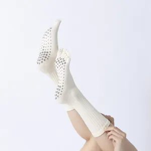 Chaussettes de yoga antidérapantes à cinq orteils avec points pour le fitness pilates.